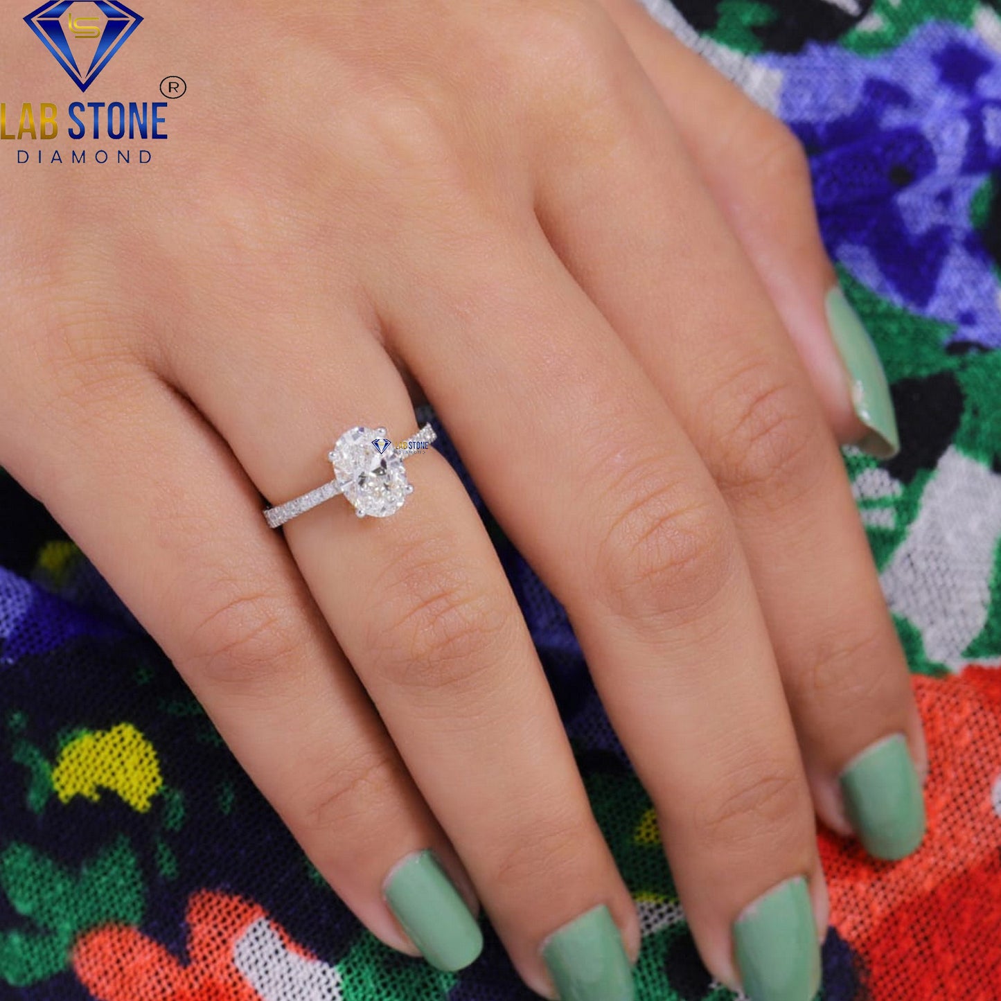 1.27 TDW Oval and Round Cut Diamond Engagement Ring