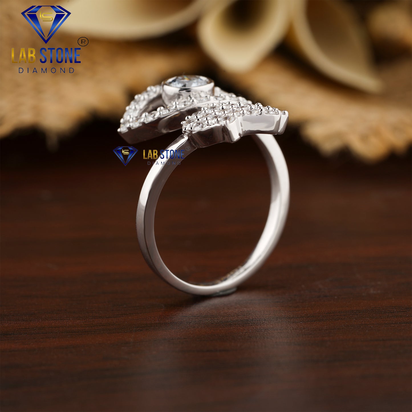 0.79 TDW Round Cut Diamond Women’s Engagement Ring