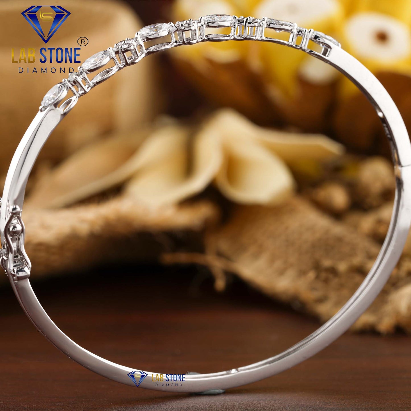 0.95 TDW Oval & Round Cut Diamond Bangle Bracelet