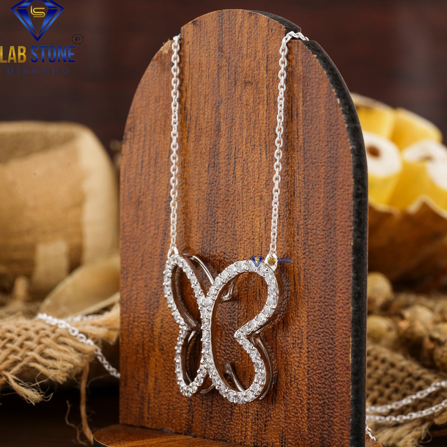 0.801 TDW Round Cut Diamond Pendant with Chain