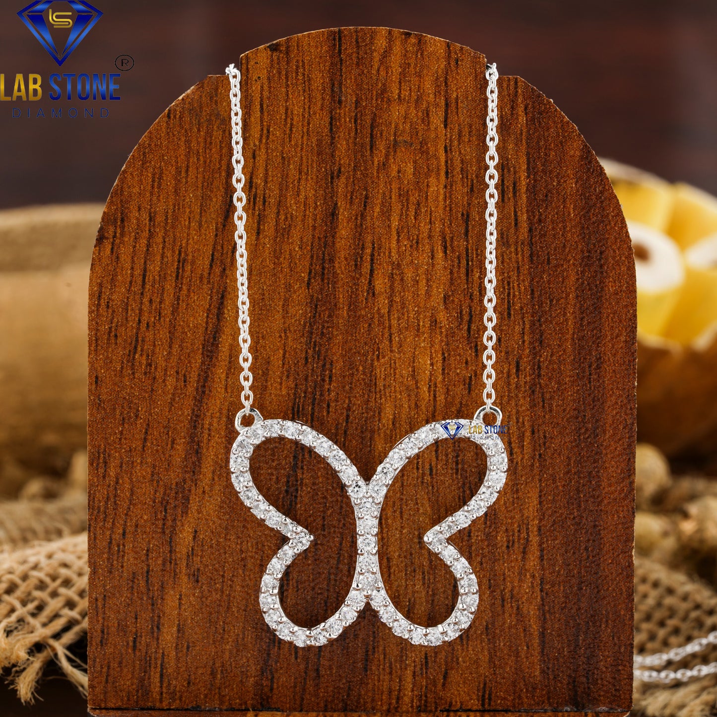 0.801 TDW Round Cut Diamond Pendant with Chain