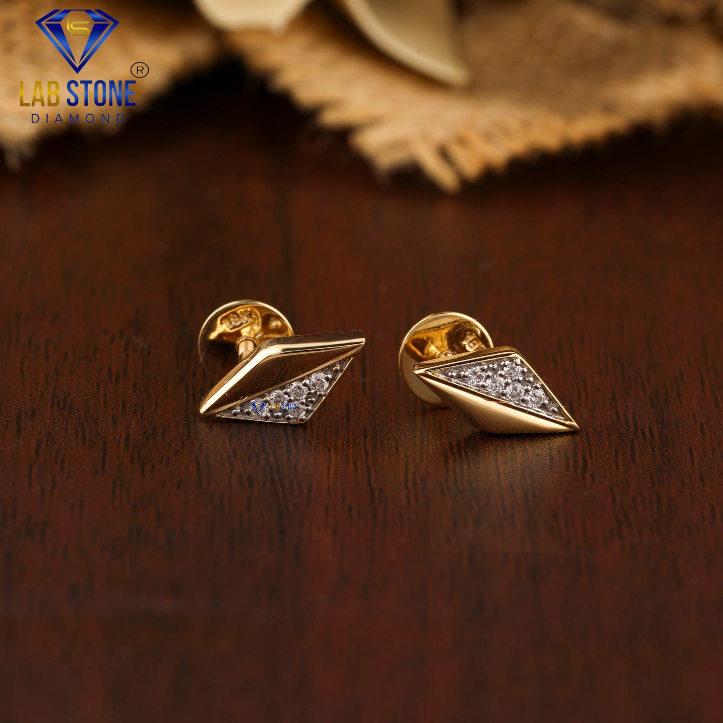 0.104 TDW Round Cut Diamond Stud Earrings