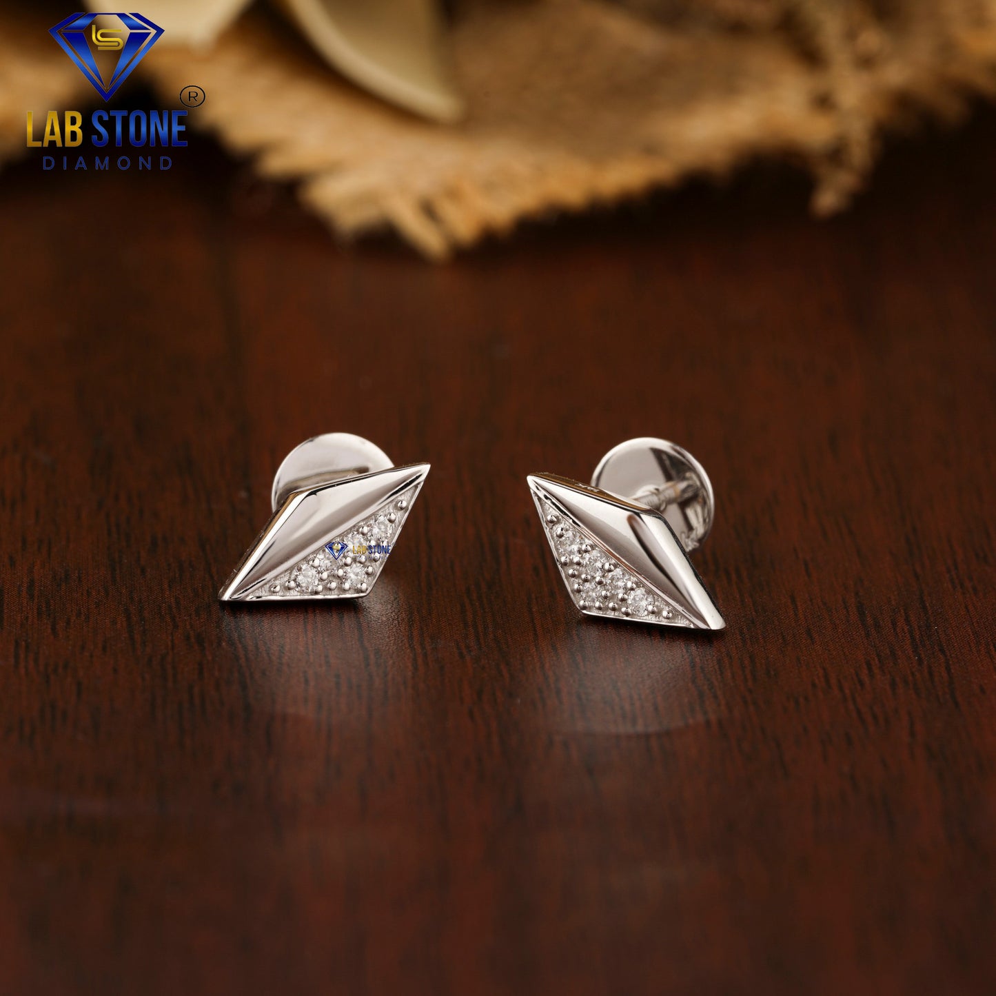 0.104 TDW Round Cut Diamond Stud Earrings