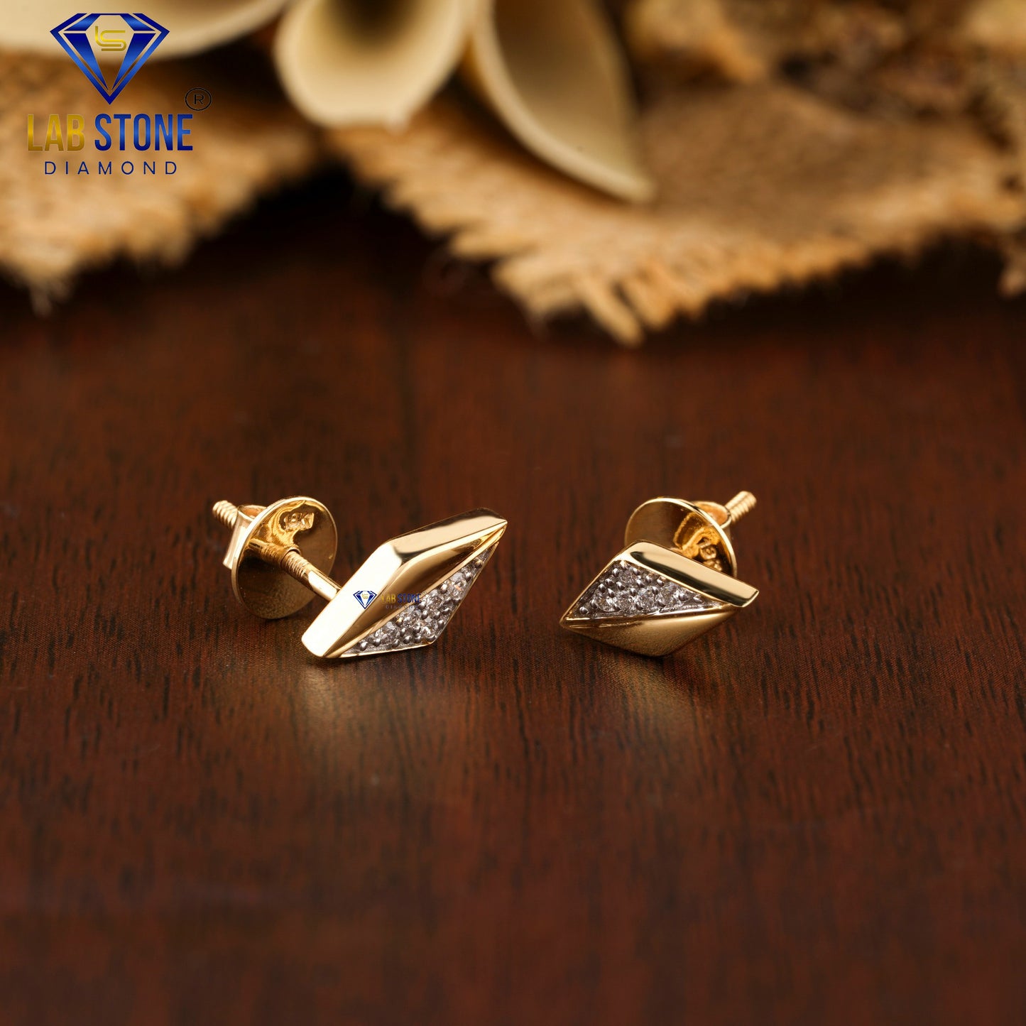 0.104 TDW Round Cut Diamond Stud Earrings