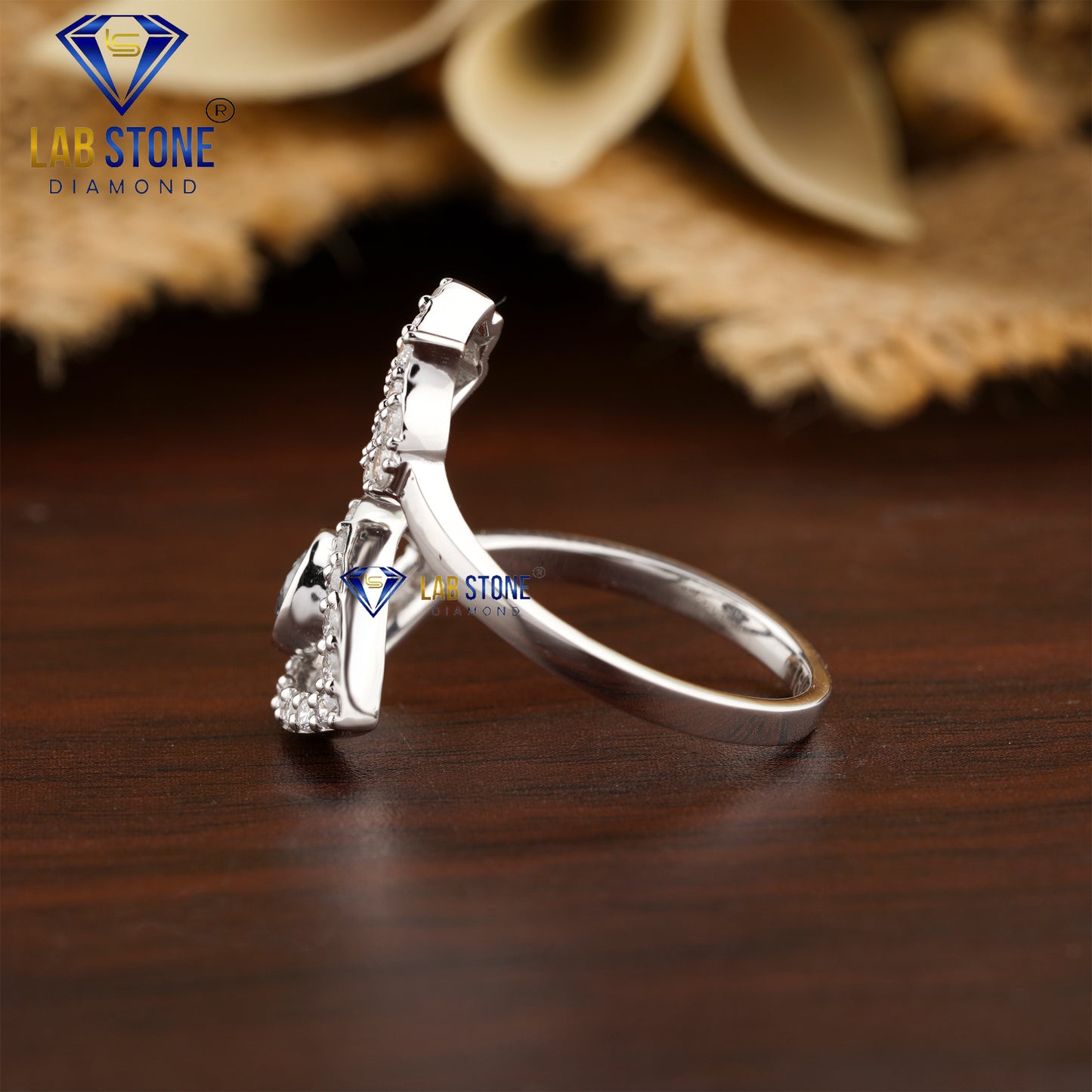 0.79 TDW Round Cut Diamond Women’s Engagement Ring